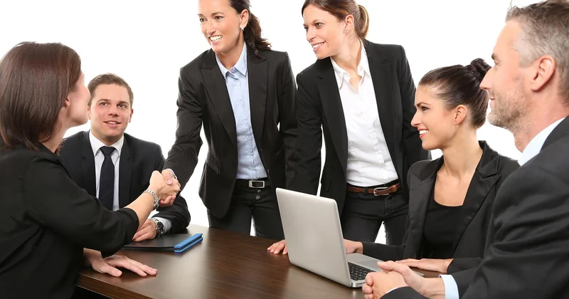 Poser le cadre : les 4 C du management d'équipe appliqués à l'hybride